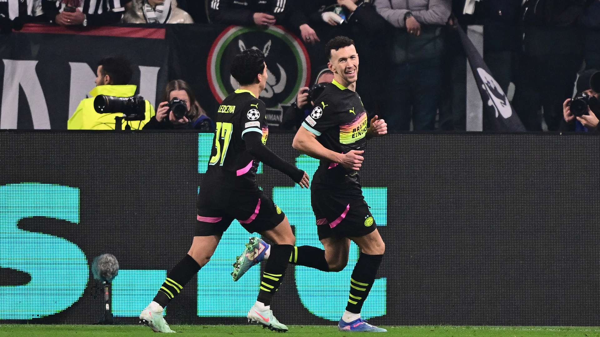 库里空砍32分波杰生涯夜 勇士黑色三分钟憾负爵士.